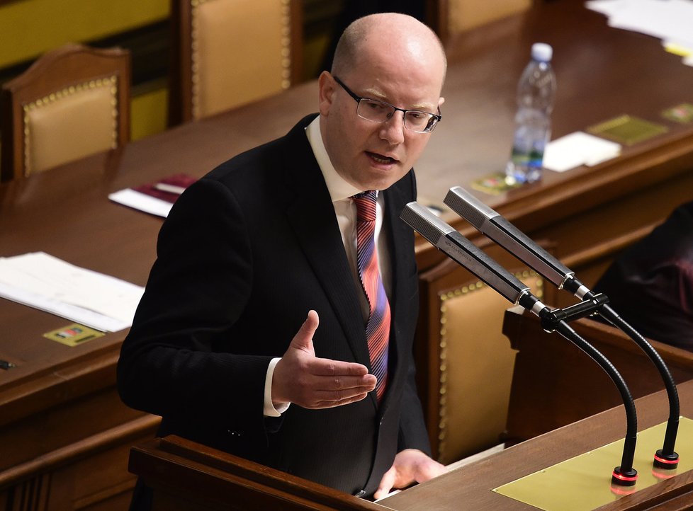Mimořádná schůze Sněmovny 11. 11. 2016: Premiér Bohuslav Sobotka (ČSSD) odmítl roztříštěnost české zahraniční politiky.