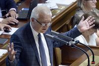 Šéf poslanců ANO Faltýnek zkolaboval ve Sněmovně. Odvezla ho sanitka