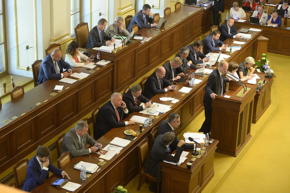 Sněmovna schválila zpřísnění zákona o střetu zájmů i s některými omezeními pro podnikání členů vlády, které zjevně míří na ministra financí a předsedu hnutí ANO Andreje Babiše.