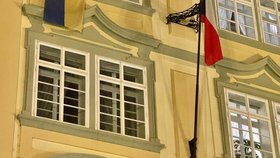 Politici končící vládní koalice a Pirátů vyvěsili ukrajinské vlajky z oken svých poslaneckých klubů.