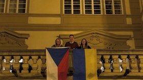 Politici končící vládní koalice a Pirátů vyvěsili ukrajinské vlajky z oken svých poslaneckých klubů.