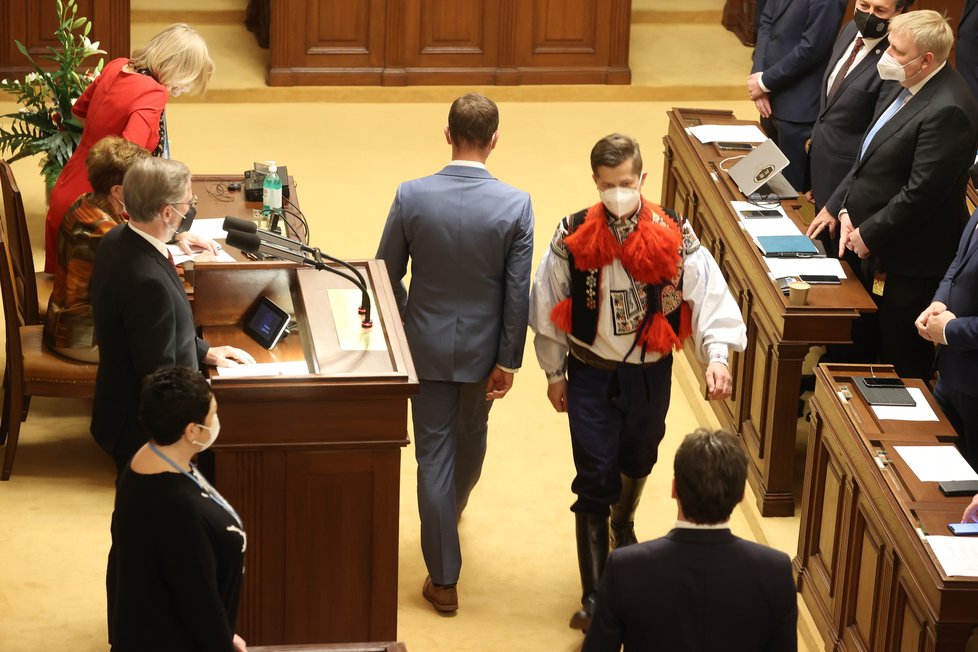 Skládání poslanecých slibů ve Sněmovně: Jiří Horák (KDU-ČSL) v kroji (8.11.2021)