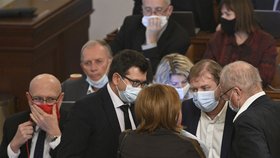 Poslanci ČSSD Jan Chvojka a Roman Sklenák naslouchají ministryni financí za ANO Aleně Schillerové na schůzi Sněmovny. (29.9.2020)