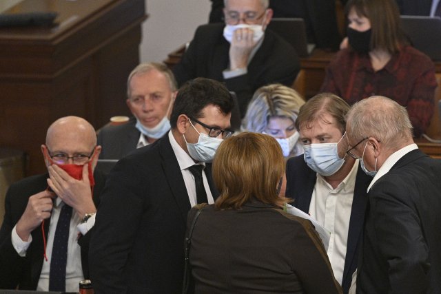 Poslanci ČSSD Jan Chvojka a Roman Sklenák naslouchají ministryni financí za ANO Aleně Schillerové na schůzi Sněmovny. (29.9.2020)