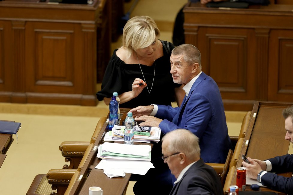 Jednání o nedůvěře vládě: Andrej Babiš a Alena Schilerová.