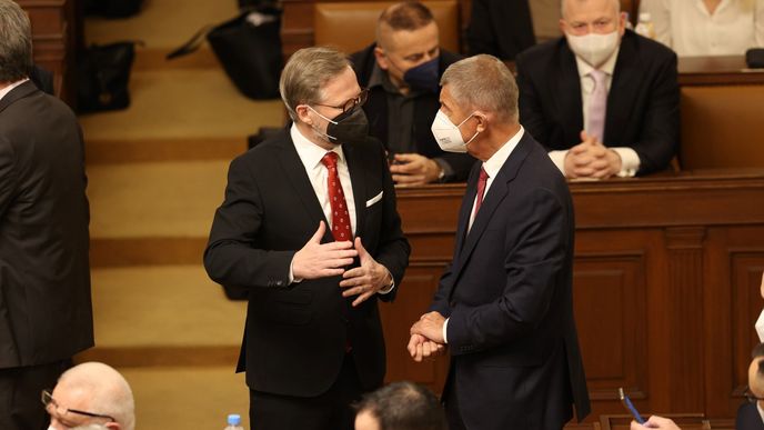 Premiér Petr Fiala a Andrej Babiš při jednání o důvěře vládě.