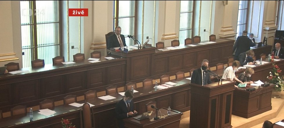 Na zahájení mimořádné schůze Poslanecké sněmovny byl z ministrů přítomný jen Adam Vojtěch. (4. 6. 2020)