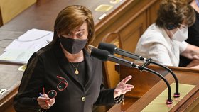 Ministryně financí Alena Schillerová (za ANO) hovoří na schůzi Sněmovny. (29.9.2020)