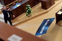 Mela ve Sněmovně: Kalousek vyhazoval transparent, Volný chtěl podpořit Zemana