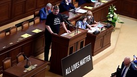 Lubomír Volný chtěl, aby sněmovna vyjádřila souhlas se Zemanem. Do sálu přinesl ceduli All Lives Matter (7.7.2020)