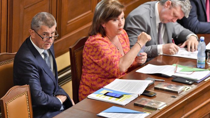 Poslanecké sněmovna: zleva premiér Andrej Babiš, ministryně financí Alena Schillerová a ministr průmyslu a obchodu Karel Havlíček 