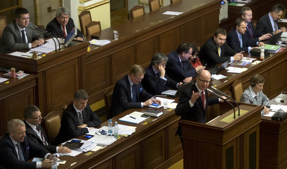 Premiér Bohuslav Sobotka a jeho vláda přežili hlasování o nedůvěře.