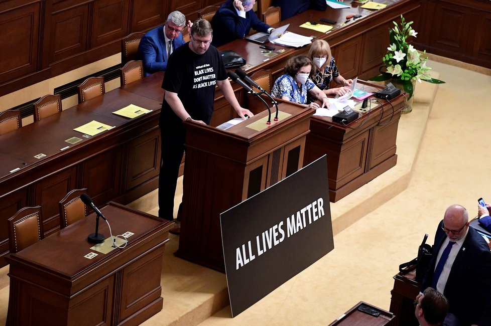 Lubomír Volný chtěl, aby sněmovna vyjádřila souhlas se Zemanem. Do sálu přinesl ceduli All Lives Matter (7.7.2020)