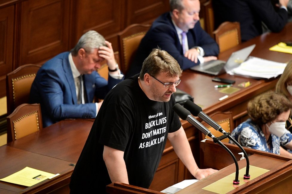 Lubomír Volný chtěl, aby sněmovna vyjádřila souhlas se Zemanem. Do sálu přinesl ceduli All Lives Matter (7.7.2020)