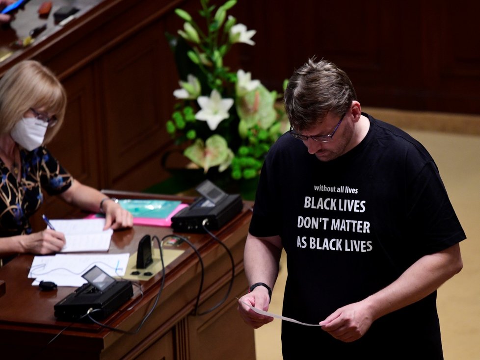 Lubomír Volný chtěl, aby sněmovna vyjádřila souhlas se Zemanem. Do sálu přinesl ceduli All Lives Matter (7.7.2020)