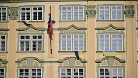 Okamura jednu vlajku Ukrajiny sundal, další zavlály z poslaneckých klubů (8. 11. 2025).