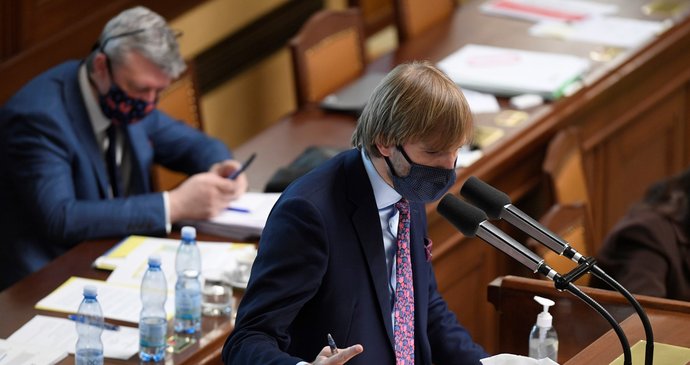 Ministr zdravotnictví Adam Vojtěch hájil na mimořádné schůzi Sněmovny nákupy respirátorů a dalších zdravotnických pomůcek z Číny. (28. 5. 2020)