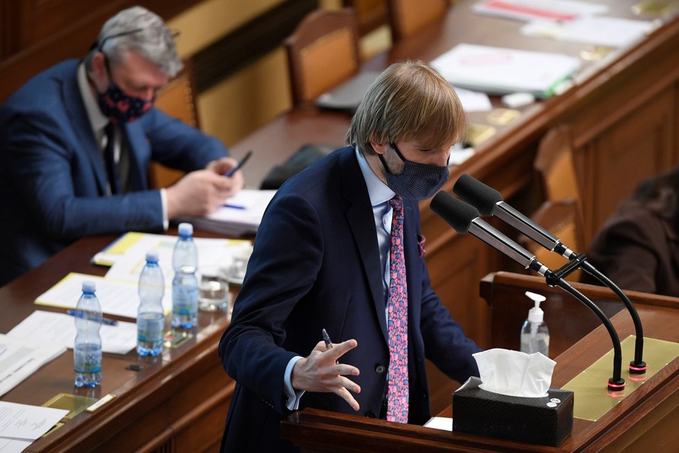 Ministr zdravotnictví Adam Vojtěch hájil na mimořádné schůzi Sněmovny nákupy respirátorů a dalších zdravotnických pomůcek z Číny. (28. 5. 2020)