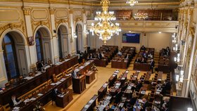 Poslanecká sněmovna v době projednávání výbuchů ve Vrběticích, do kterých měli být zapojeni i ruští agenti (20. 4. 2021).