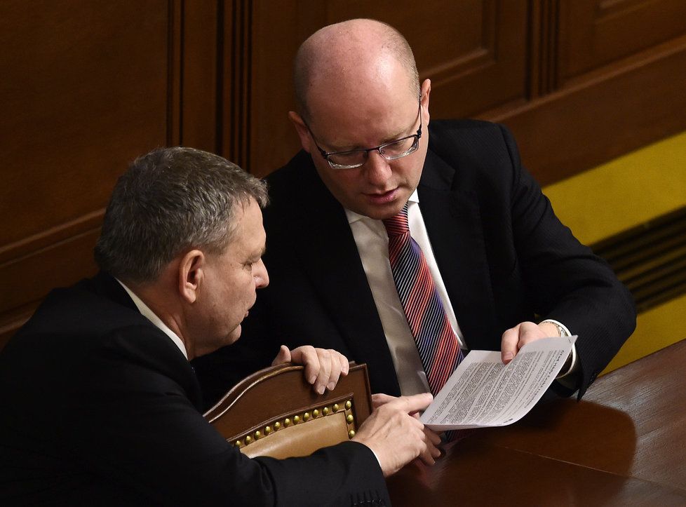 Mimořádná schůze Sněmovny 11.11.2016: Premiér Bohuslav Sobotka a šéf diplomacie Lubomír Zaorálek (oba ČSSD).