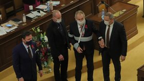 Prezidenta Miloše Zemana vyprovází ochranka a předseda Sněmovny Radek Vondráček ze Sněmovny (11.11.2020)