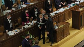 Prezidenta Miloše Zemana vyprovází ochranka a předseda Sněmovny Radek Vondráček ze Sněmovny (11. 11. 2020).
