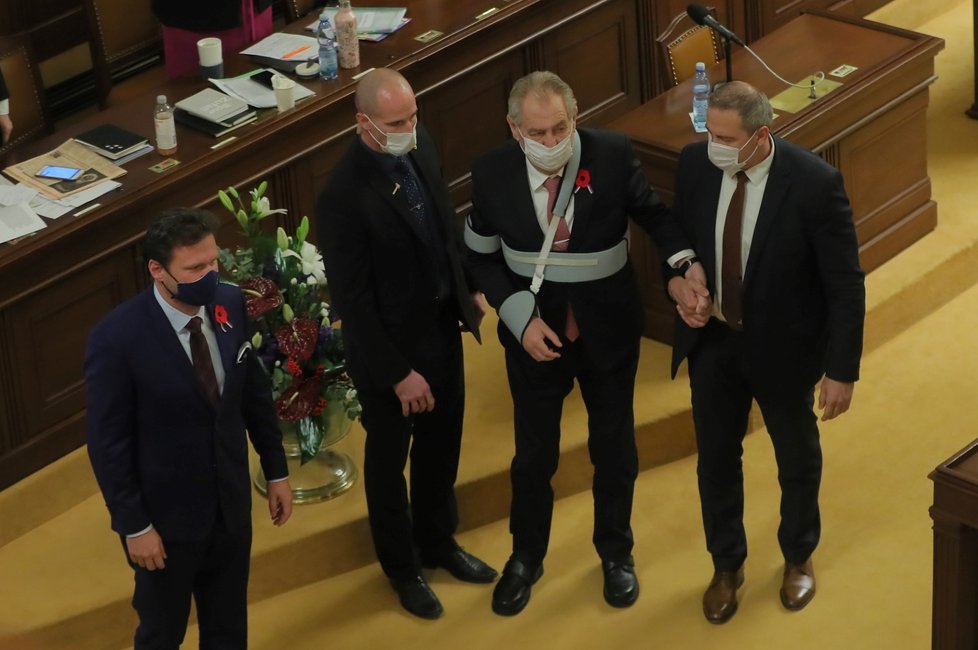 Prezidenta Miloše Zemana vyprovází ochranka a předseda Sněmovny Radek Vondráček ze Sněmovny (11.11.2020)