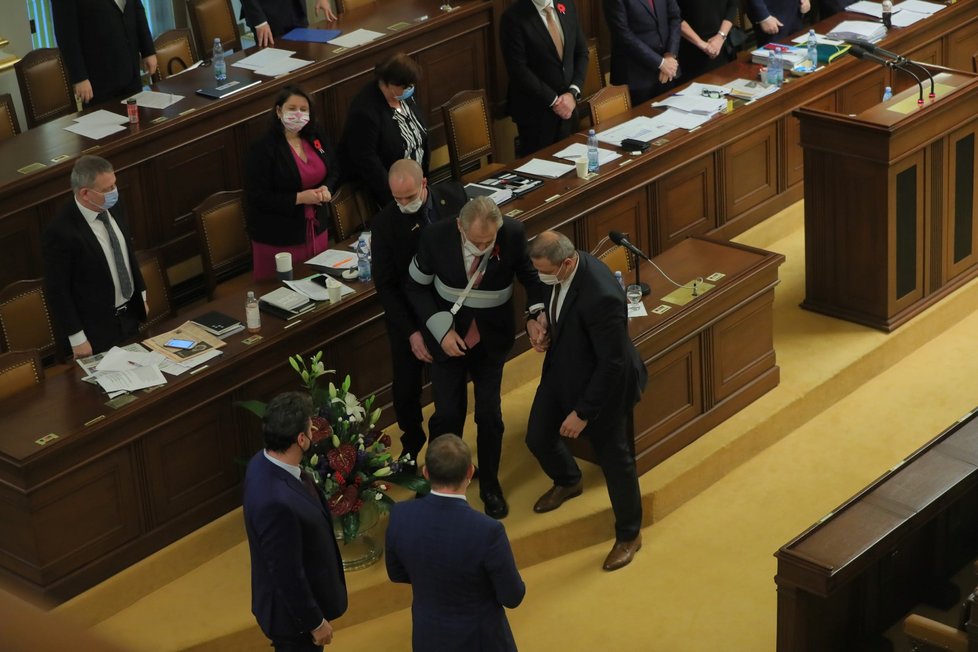 Prezidenta Miloše Zemana vyprovází ochranka a předseda Sněmovny Radek Vondráček ze Sněmovny. (11.11.2020)