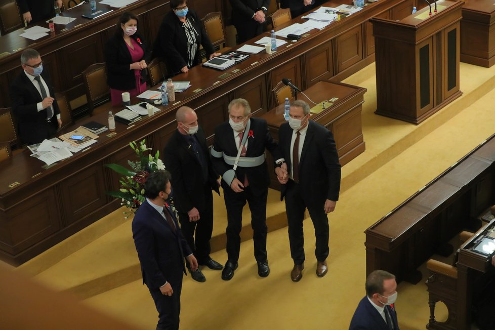 Prezidenta Miloše Zemana vyprovází ochranka a předseda Sněmovny Radek Vondráček ze Sněmovny (11. 11. 2020).
