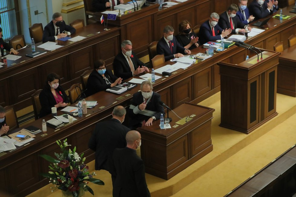 Prezidenta Miloše Zemana vyprovela ochranka i ve Sněmovně
