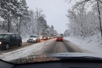 Jižní Moravu zasypává sníh: Desítky nehod, MHD uvázla v kopcích a bude hůř!