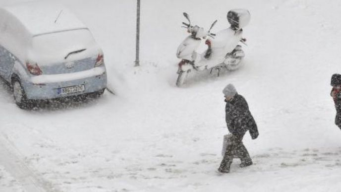 Sněžení překvapilo na mnoha místech i chodce