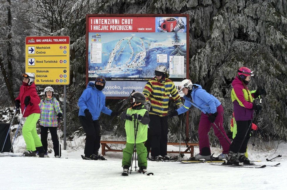 Některá lyžařská centra mají omezený provoz