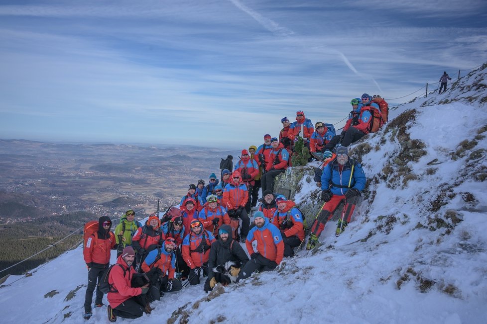 Záchranáři při nedělním výstupu na Sněžku v roce 2022