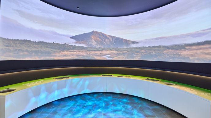 Výrazným prvkem expozice je půlkruhová panoramatická projekce „Přírodní živly a Sněžka“. Výrazným prvkem expozice je půlkruhová panoramatická projekce „Přírodní živly a Sněžka“.