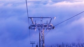 Horní úsek lanovky na Sněžku ve čtvrtek stojí kvůli silnému větru. Turisté mohou při cestě na nejvyšší českou horu využít pouze spodní úsek z Pece pod Sněžkou na Růžovou horu.