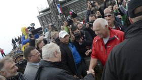 Vítězně si potřesli pravicemi, Klaus může být pyšný, že ač je starší, vyšlapal na vrchol po svých