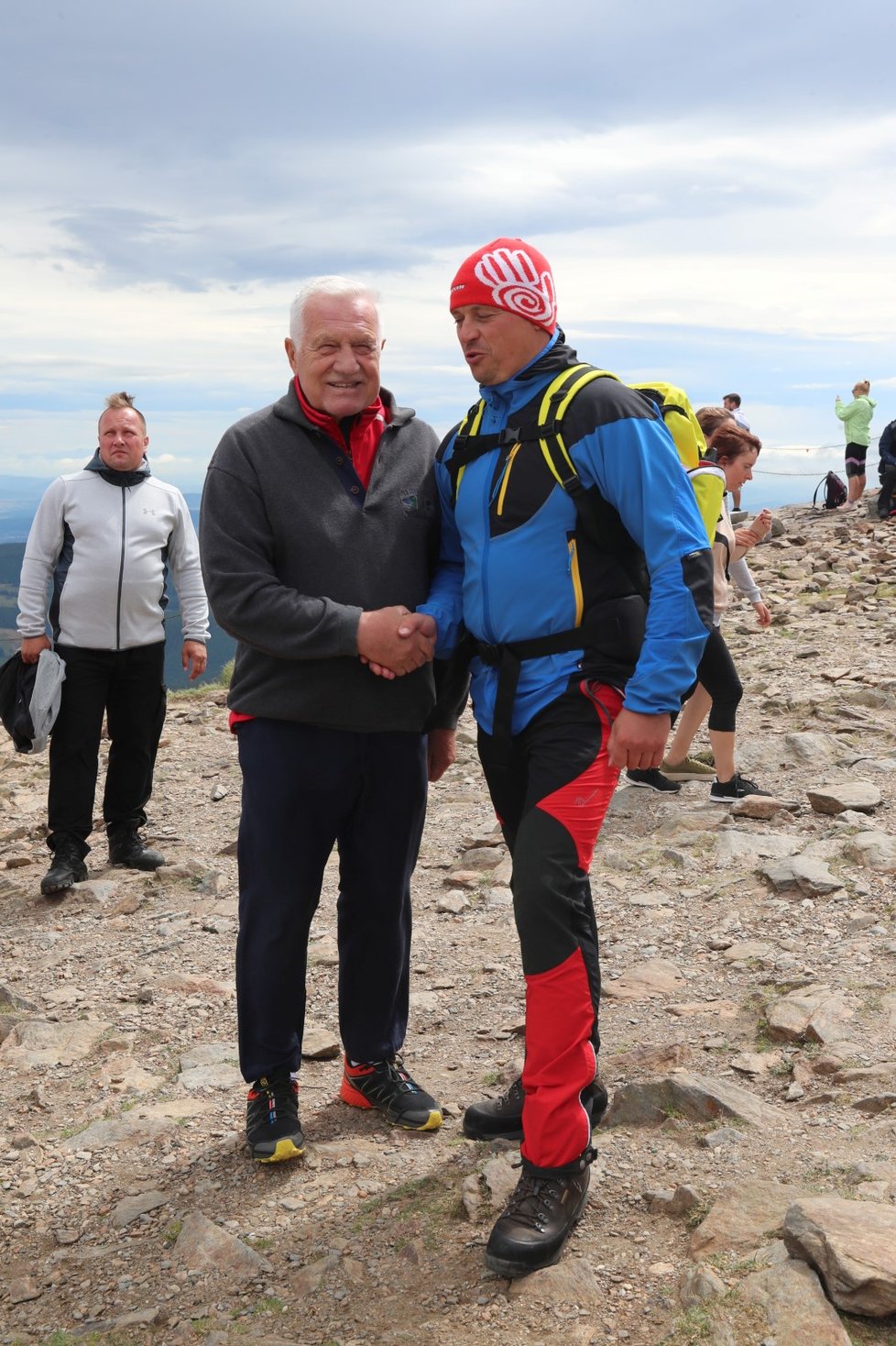 Exprezident Václav Klaus má asi rád aktivnější dovolenou, nedávno se vydal na Sněžku. (10.8.2019)