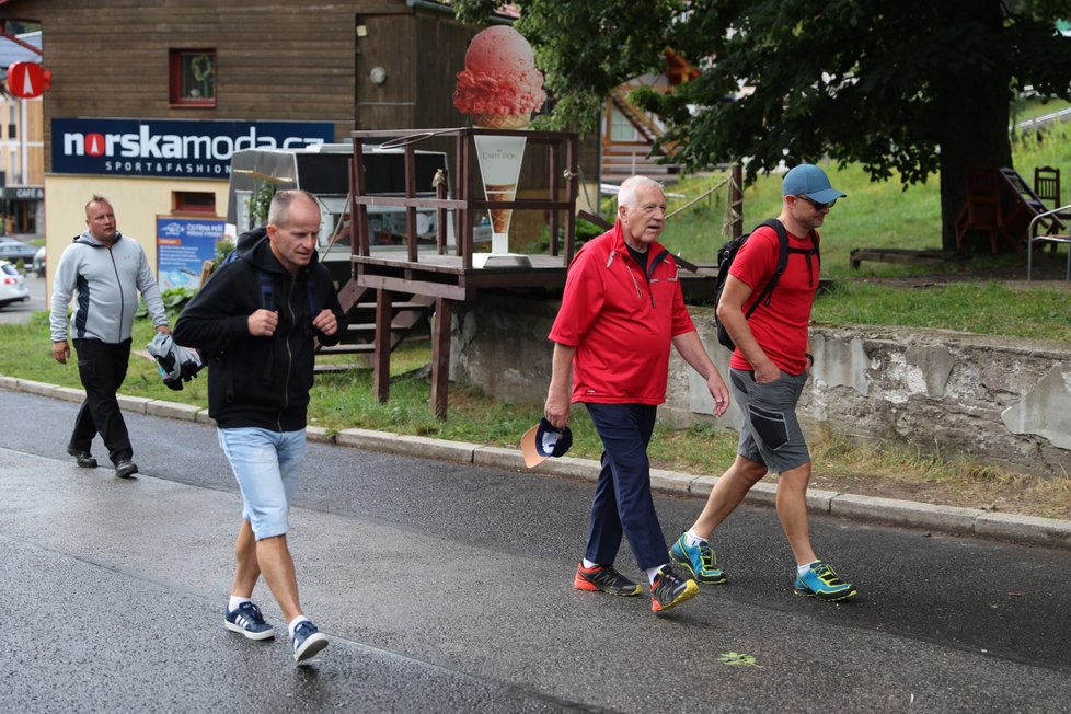 Exprezident Václav Klaus vyrazil tradičně na Sněžku. (10. 8. 2019)