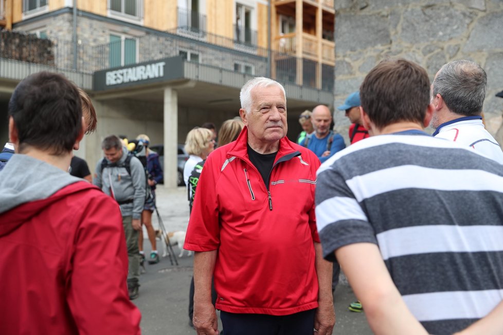 Exprezident Václav Klaus vyrazil tradičně na Sněžku. (10.8.2019)