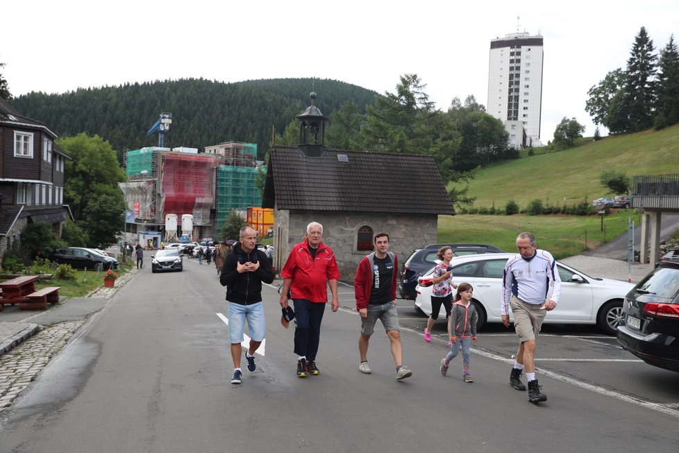 Exprezident Václav Klaus vyrazil tradičně na Sněžku. (10. 8. 2019)