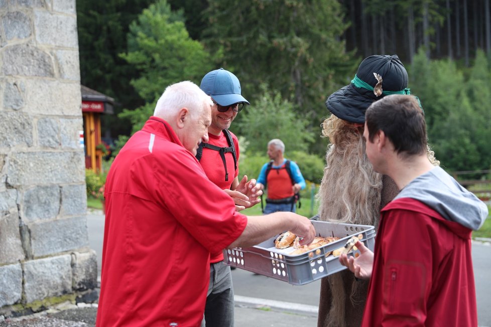 Exprezident Václav Klaus vyrazil tradičně na Sněžku. (10.8.2019)