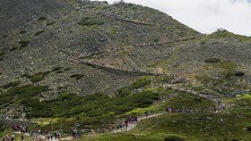 Zástupy turistů na polské cestě od Slezského domu na vrchol Sněžky.