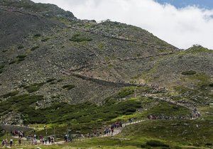 Zástupy turistů na polské cestě od Slezského domu na vrchol Sněžky.