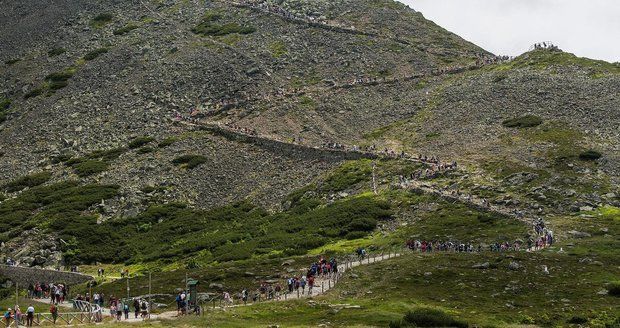 Zástupy turistů na polské cestě od Slezského domu na vrchol Sněžky.