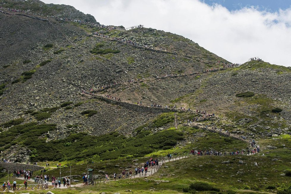 Zástupy turistů na polské cestě od Slezského domu na vrchol Sněžky.