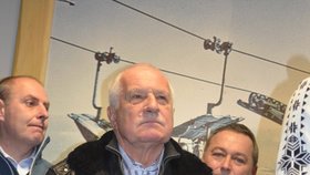 Václav Klaus při přípitku u slavnostního zahájení provozu nové kabinkové lanové dráhy na Sněžku