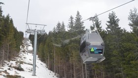 Nová lanovka dnes poprvé vyvezla turisty až na Sněžku