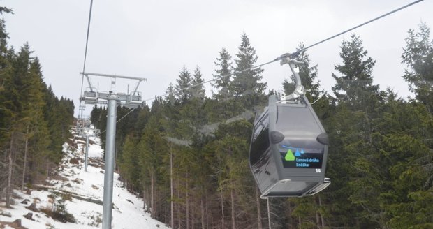 Nová lanovka dnes poprvé vyvezla turisty až na Sněžku.