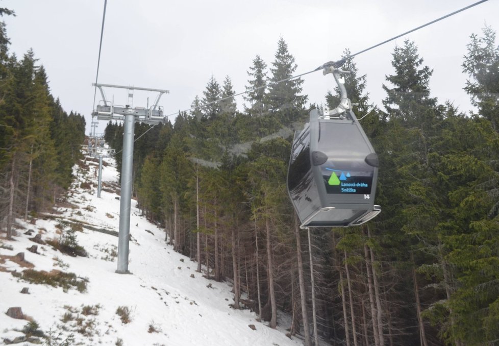 Horní úsek lanovky na Sněžku ve čtvrtek stojí kvůli silnému větru. Turisté mohou při cestě na nejvyšší českou horu využít pouze spodní úsek z Pece pod Sněžkou na Růžovou horu.